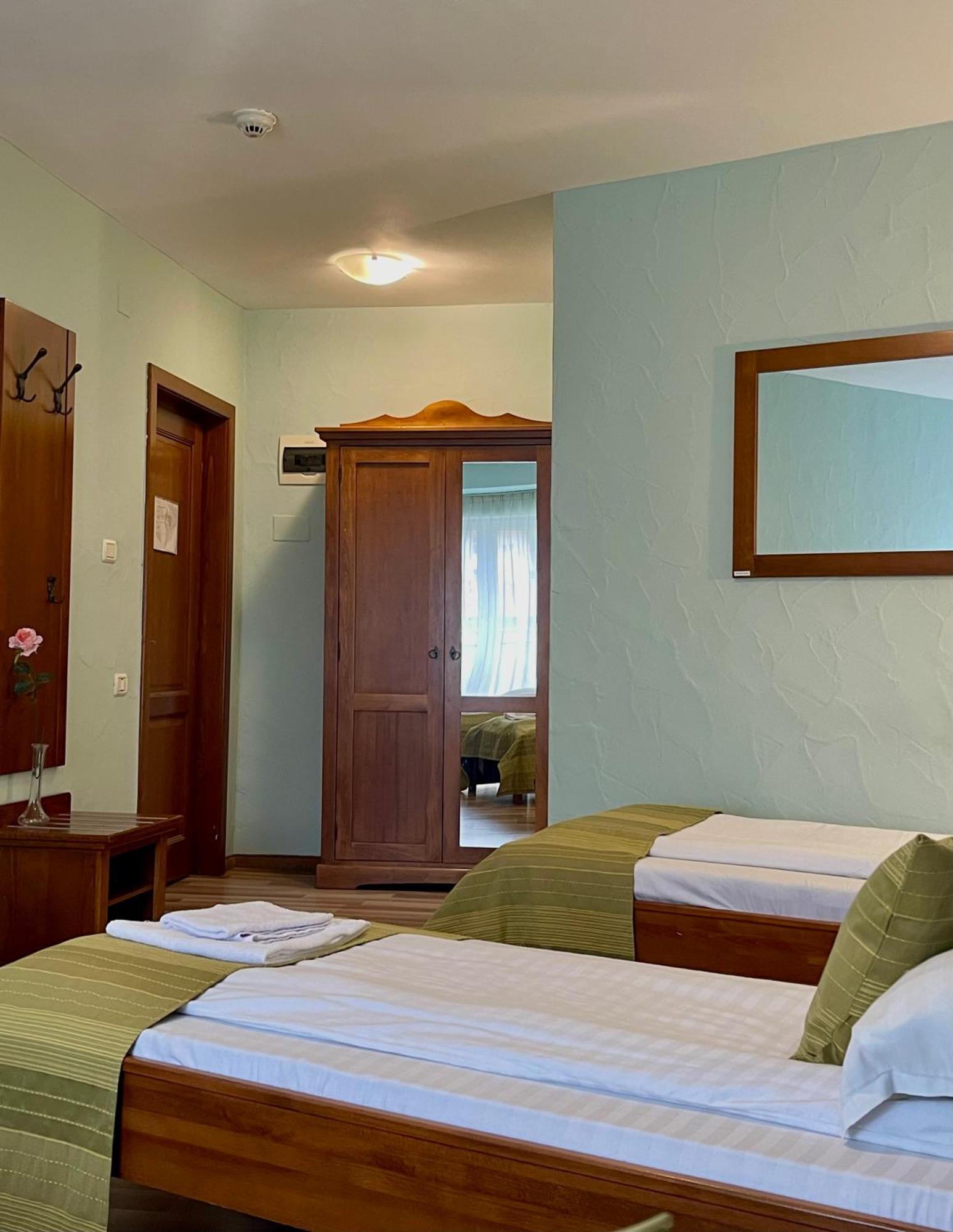 Hotel Lucy Star Cluj-Napoca Extérieur photo